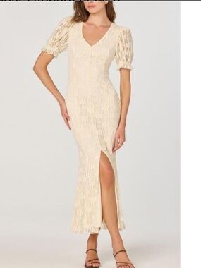 NWOT ASTR  The Label Puff Sleeve V Neck Lace Knit Cream Dress Size M